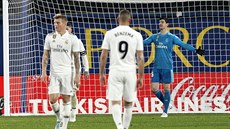 Nešťastný brankář Real Madrid Thibaut Courtois poté, co inkasoval v duelu s... Nešťastný brankář Real Madrid Thibaut Courtois poté, co inkasoval v duelu s...