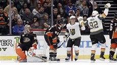 Český útočník ve službách Vegas Tomáš Nosek (s číslem 92) slaví svou trefu... Český útočník ve službách Vegas Tomáš Nosek (s číslem 92) slaví svou trefu...