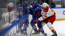 Český obránce Ondřej Vitásek ve službách Kunlunu (vpravo) Český obránce Ondřej Vitásek ve službách Kunlunu (vpravo)
