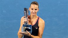 Karolína Plíková s trofejí pro vítzku turnaje v Brisbane