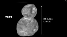 Upravený snímek planetky Ultima Thule, kterou 1. ledna 2019  asi pl hodiny...