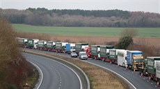 Kamiony zahltili dopravu do přístavu Dover na jihu Anglie při testu... Kamiony zahltili dopravu do přístavu Dover na jihu Anglie při testu...