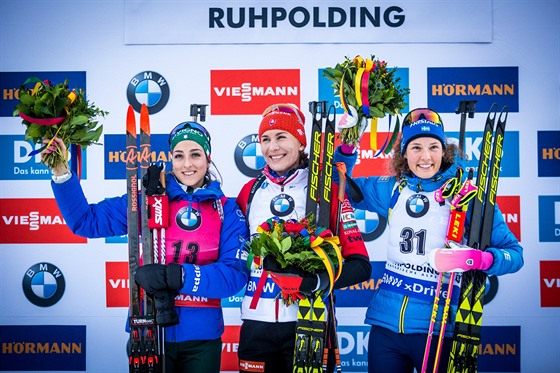 Zleva: Lisa Vittozziová (druhé místo), vítzka Anastasia Kuzminová a Hanna...