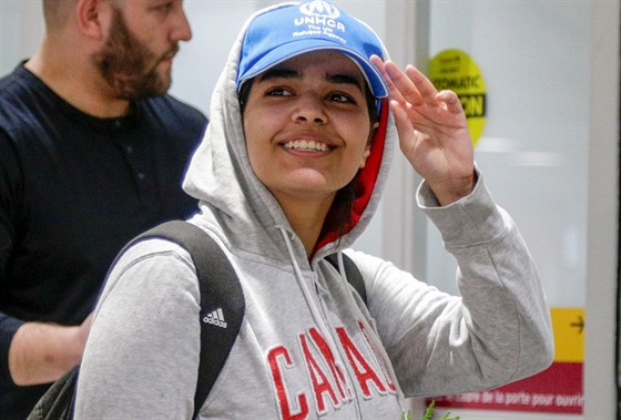 Rahaf Kununová na letiti v Torontu.