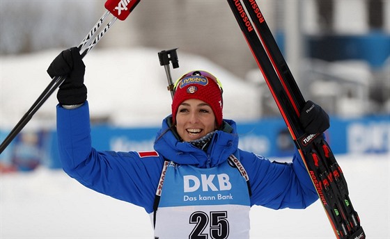 Lisa Vittozziová slaví triumf ve sprintu biatlonistek v Oberhofu.