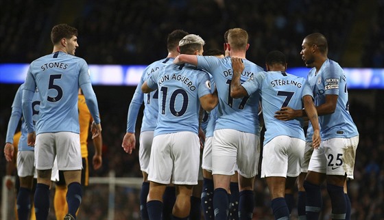 Fotbalisté Manchesteru City se radují z výhry nad Wolverhamptonem.