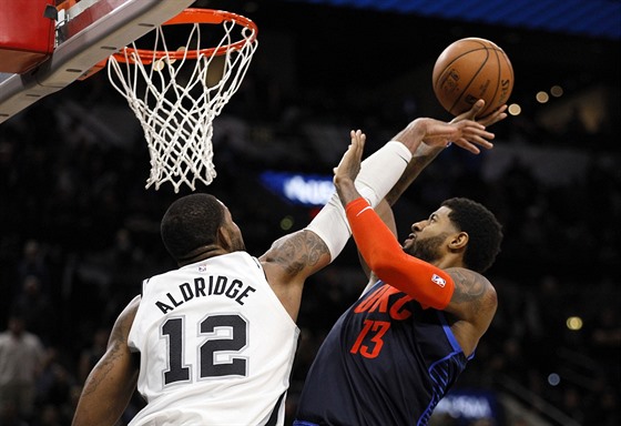 LaMarcus Aldridge (vlevo) ze San Antonia se snaí zablokovat Paula George z...