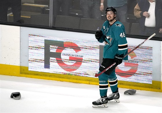 Tomá Hertl ze San Jose slaví tetí gól v zápase s Pittsburghem.