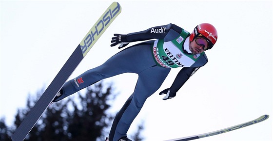 Nmecký sdruená Johannes Rydzek bhem skoku ve Val di Fiemme