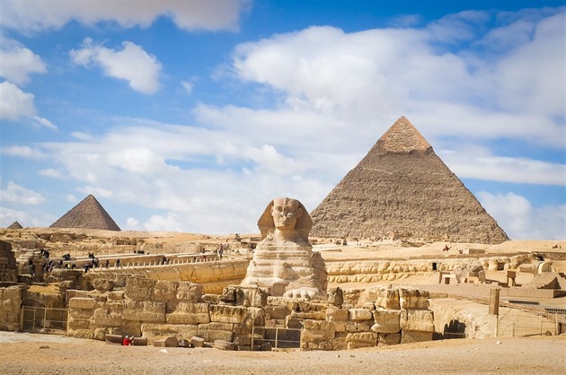 Sfinga údajně nese rysy faraona Chafrea, před jehož pyramidou je vytesána. Sfinga údajně nese rysy faraona Chafrea, před jehož pyramidou je vytesána.