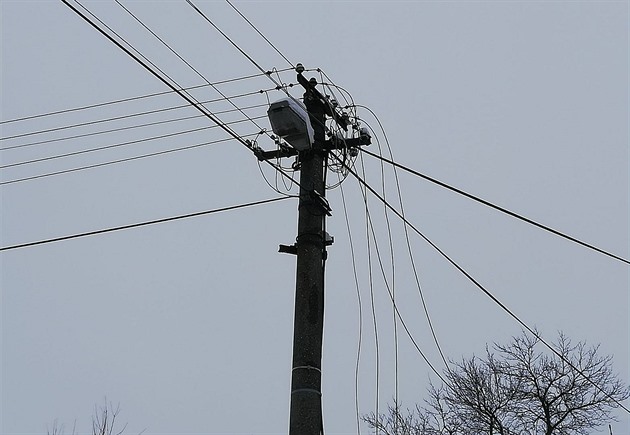 Kvli potrhaným drátm bylo bez elektiny nejmén dvacet domácností.