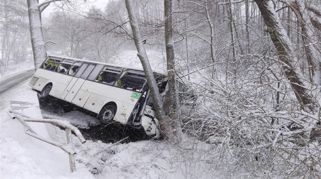 Autobus ásten pepadl na bok do potoka a zstal zaklínný o strom. (9. ledna...