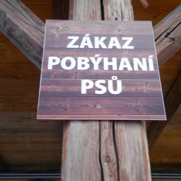 Dobrý den, dnes, když jsme vyprovázeli dceru na turnaj v házené ve Vršovicích, jsme si před nafukovací halou všimli následující cedule. Byla u stánku, kde prodávali rychlé občerstvení.
Praha - Vršovice - Heroldovy sady