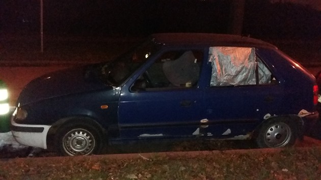 Autovrak v ulici Dvouletky ve Strašnicích. Kdy ho konečně odstraní?