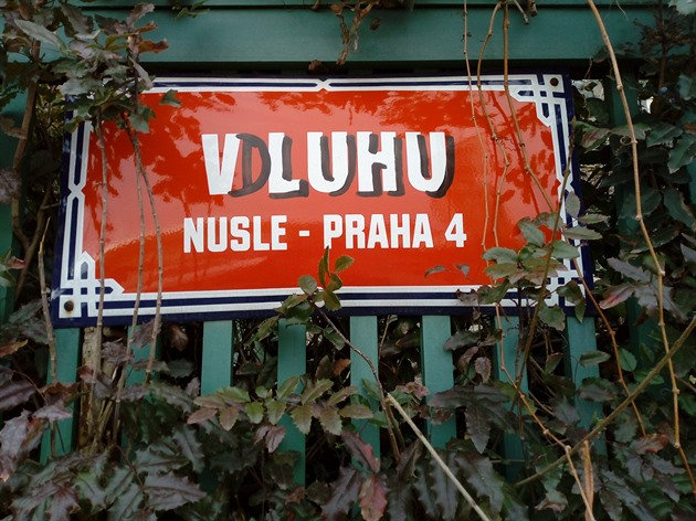 Nějaký vtipálek upravil označení ulice v Nuslích, podle současné vysoké zadluženosti obyvatelstva.