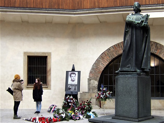 Na nádvoří Univerzity Karlovy byla dnes, 50 let od hrdinského upálení studenta Jana Palacha na protest proti okupaci Sovětskými vojsky, odhalena pamětní dlaždice. Dlaždice je umístěna v místech, kde stála rakev s Janovými ostatky v den pohřbu.