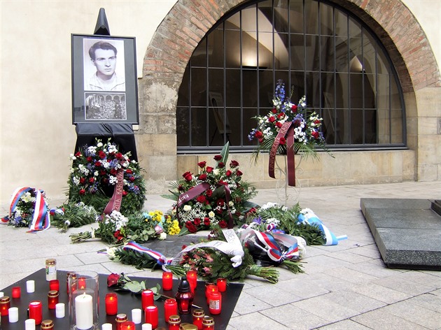 Na nádvoří Univerzity Karlovy byla dnes, 50 let od hrdinského upálení studenta Jana Palacha na protest proti okupaci Sovětskými vojsky, odhalena pamětní dlaždice. Dlaždice je umístěna v místech, kde stála rakev s Janovými ostatky v den pohřbu.