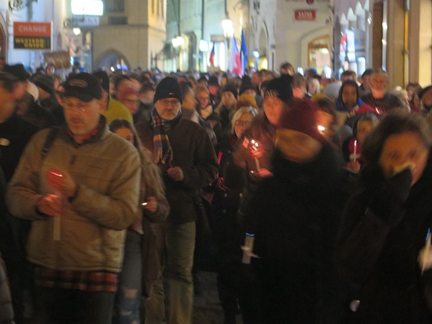 Prahou prošel pietní pochod. Lidé se svíčkami šli z Václavského na Staroměstské náměstí a vzpomínali na čin Jana Palacha.