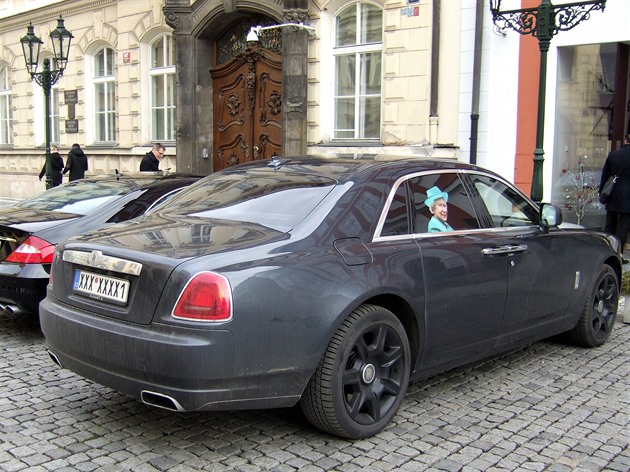 Při včerejší odpolední procházce po Ovocném trhu v Praze jsem vyfotografoval zaparkovaný automobil Rolls & Royce se zajímavou poznávací značkou a na zadním okně vylepenou podobiznou její Královské výsosti Alžběty II.Vypadalo to, jako utajená návštěva brit