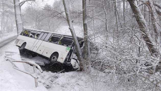 Autobus ásten pepadl na bok do potoka a zstal zaklínný o strom. (9. ledna...