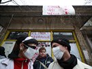 Aktivist podaj nensiln protest ped Autonomnm centrem Klinika na...