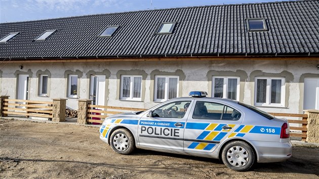 Dům ve Vojkovicích na Mělnicku, kde policisté zadrželi podezřelého z vraždy... Dům ve Vojkovicích na Mělnicku, kde policisté zadrželi podezřelého z vraždy...