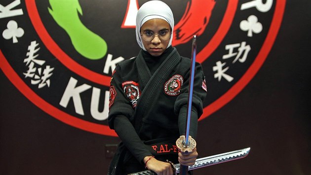 Fai al-Fahadová pracuje v akademii jako asistentka instruktora. Fai al-Fahadová pracuje v akademii jako asistentka instruktora.