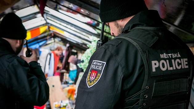 Českobudějovičtí strážníci při kontrole bývalých skleníků v ulici K. Světlé,... Českobudějovičtí strážníci při kontrole bývalých skleníků v ulici K. Světlé,...