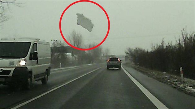 Z dodávky odlétl kus ledu a poškodil protijedoucího Z dodávky odlétl kus ledu a poškodil protijedoucího