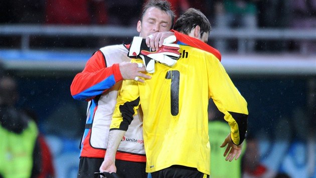 Jaromír Blažek (vlevo) utěšuje Petra Čecha po prohraném boji o postup do... Jaromír Blažek (vlevo) utěšuje Petra Čecha po prohraném boji o postup do...