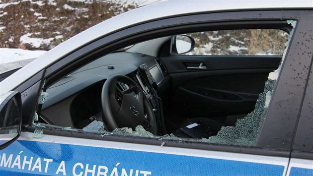 Na policejní auto v Hranicích na Přerovsku hodil opilý mladík lahev od alkoholu... Na policejní auto v Hranicích na Přerovsku hodil opilý mladík lahev od alkoholu...