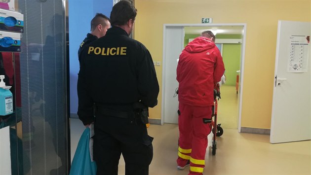 Policisté museli na obviněného čekat v nemocnici, i on totiž utrpěl při potyčce... Policisté museli na obviněného čekat v nemocnici, i on totiž utrpěl při potyčce...