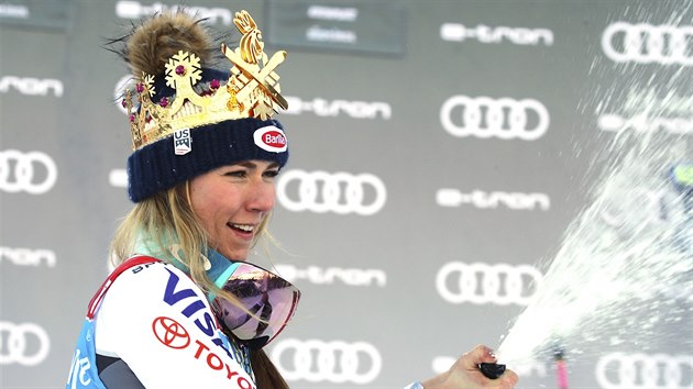 Mikaela Shiffrinová slaví výhru v závodě SP v Kronplatzu. Mikaela Shiffrinová slaví výhru v závodě SP v Kronplatzu.