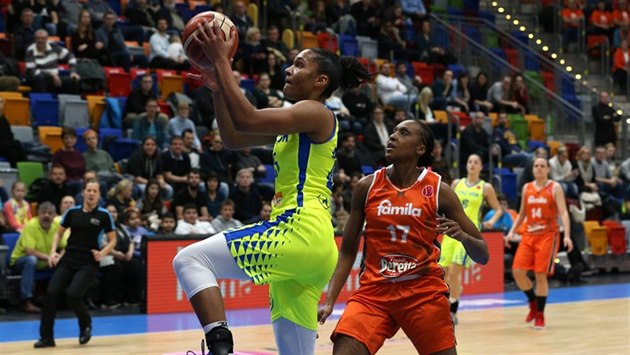 Alyssa Thomasová (vlevo) z USK Praha zakončuje kolem Sandrine Grudaové ze Schia. Alyssa Thomasová (vlevo) z USK Praha zakončuje kolem Sandrine Grudaové ze Schia.