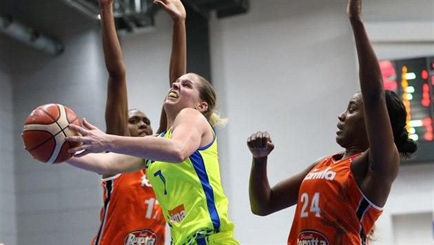 Alena Hanušová (ve žlutém) z USK Praha zakončuje kolem Sandrine Grudaové... Alena Hanušová (ve žlutém) z USK Praha zakončuje kolem Sandrine Grudaové...