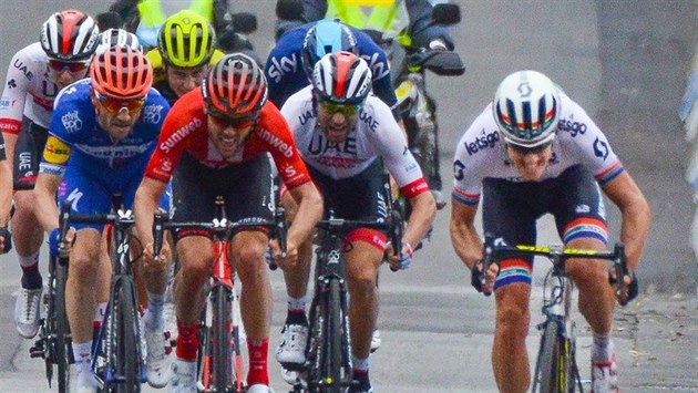 Daryl Impey (vpravo) z Mitchelton-Scott si jede pro triumf ve čtvrté etapě Tour... Daryl Impey (vpravo) z Mitchelton-Scott si jede pro triumf ve čtvrté etapě Tour...