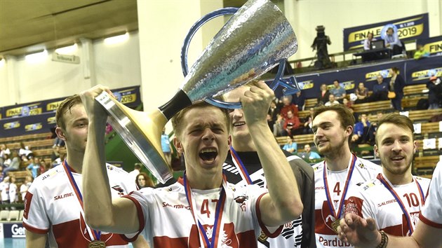 Pardubičtí florbalisté se radují z triumfu v Českém poháru, trofej zvedl Václav... Pardubičtí florbalisté se radují z triumfu v Českém poháru, trofej zvedl Václav...