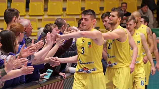 Basketbalisté Olomoucka v čele s Františkem Váňou (3) a Lukášem Palyzou (23) se... Basketbalisté Olomoucka v čele s Františkem Váňou (3) a Lukášem Palyzou (23) se...
