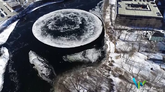 V americké řece Presumpscot plave ledový disk V americké řece Presumpscot plave ledový disk