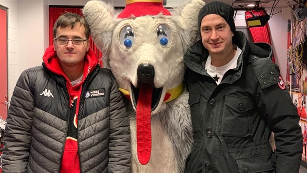 Tomáš Rittich, maskot Calgary Flames Harvey a brankář David Rittich (18. ledna... Tomáš Rittich, maskot Calgary Flames Harvey a brankář David Rittich (18. ledna...