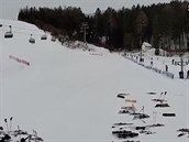 Spadlý strom zastavil provoz lanovky ve Skiresortu Buková hora. (17. ledna 2019) Spadlý strom zastavil provoz lanovky ve Skiresortu Buková hora. (17. ledna 2019)
