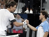 Tom Berdych (vlevo) u st s drobnm Argentincem Diego Schwartzmanem.