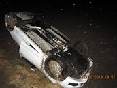 Auto skončilo na střeše Auto skončilo na střeše