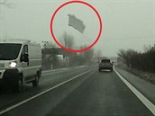 Z dodávky odlétl kus ledu a poškodil protijedoucího Z dodávky odlétl kus ledu a poškodil protijedoucího