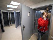 Nová protialkoholní záchytná stanice v Jihlavě. Má na dveřích a oknech mříže a... Nová protialkoholní záchytná stanice v Jihlavě. Má na dveřích a oknech mříže a...