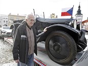 Sedmaosmdesátiletý Emil Příhoda vlastní největší světovou sbírku vozidel a... Sedmaosmdesátiletý Emil Příhoda vlastní největší světovou sbírku vozidel a...