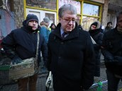 Budovu Kliniky hlídala ze čtvrtka na pátek bezpečnostní služba. Někteří... Budovu Kliniky hlídala ze čtvrtka na pátek bezpečnostní služba. Někteří...