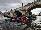 Archeologický výzkum zbytků Juditina mostu v Praze. Potápěči zároveň hledají... Archeologický výzkum zbytků Juditina mostu v Praze. Potápěči zároveň hledají...