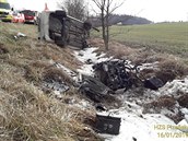 Při nehodě na Domažlicku narazila řidička do stromu a z auta vylétl motor. Žena... Při nehodě na Domažlicku narazila řidička do stromu a z auta vylétl motor. Žena...