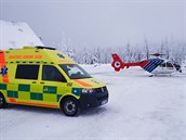 Záchranáři jeli a letěli na Ovčárnu k vážně zraněné lyžařce. Záchranáři jeli a letěli na Ovčárnu k vážně zraněné lyžařce.